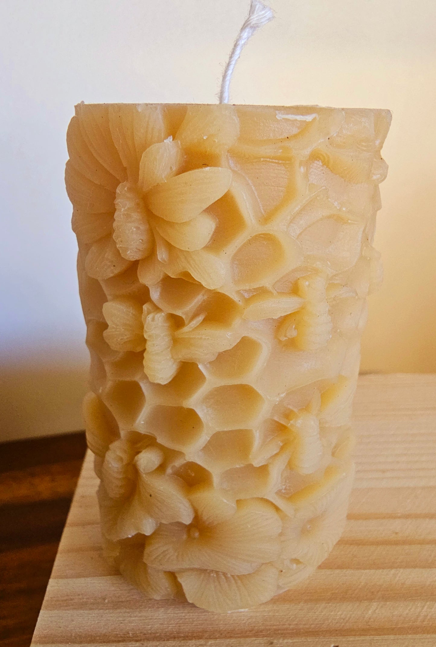 Bees & honeycomb - 100% Beeswax Candle
